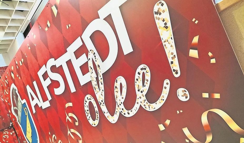 Die Karnevalsvereinigung hat sich im vergangenen Jahr neue Deko angeschafft, um den Saal angemessen zu schmücken.