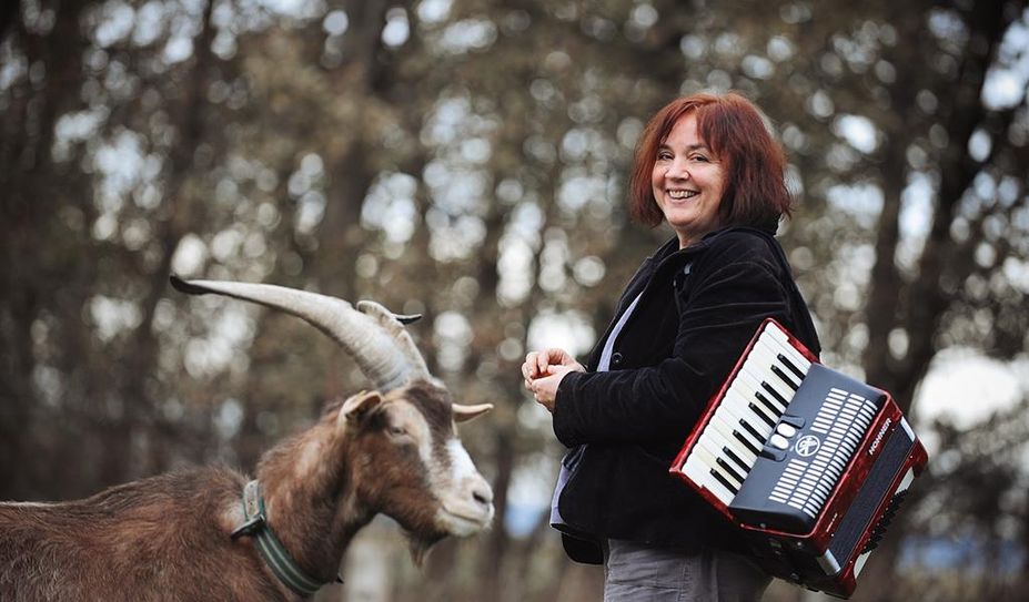 Majanne Behrens ist stets mit ihrem Akkordeon unterwegs.