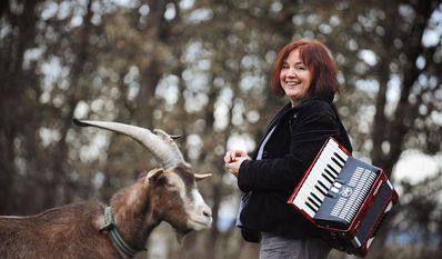 Majanne Behrens ist stets mit ihrem Akkordeon unterwegs.