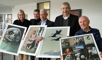Die Initiatoren Anja Kalksi (Klosterholz e. V.) und Mandred Kück (Nabu), die Bürgermeister Gerd Brauns und Torsten Rohde mit dem Fotografen Rolf Metzing.