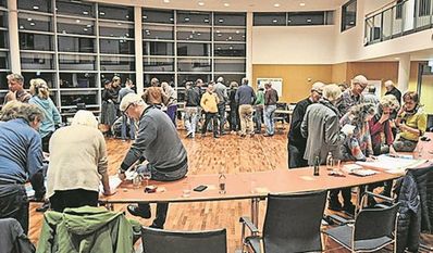 Die Teilnehmerinnen und Teilnehmer der Attac-Veranstaltung beschäftigten sich in Arbeitsgruppen, wie eine Gemeinwohlbilanz erarbeitet wird. Foto: attac Osterholz