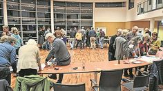 Die Teilnehmerinnen und Teilnehmer der Attac-Veranstaltung beschäftigten sich in Arbeitsgruppen, wie eine Gemeinwohlbilanz erarbeitet wird. Foto: attac Osterholz