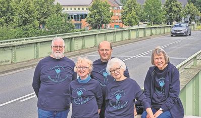 Die Mitglieder des Freundeskreis Ritterhuder Lichtspiele vor der noch existierenden Schlossbrücke.