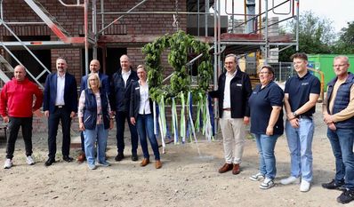 Große Beteiligung beim Richtfest der „BirkenVilla“ in Grasberg, die 16 Einheiten mit Wohnflächen zwischen 50 und 89 Quadratmetern anbieten wird.