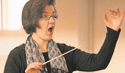 Kreiskantorin Caroline Schneider-Kuhn leitet das Konzert zum Volkstrauertag. Foto: eb