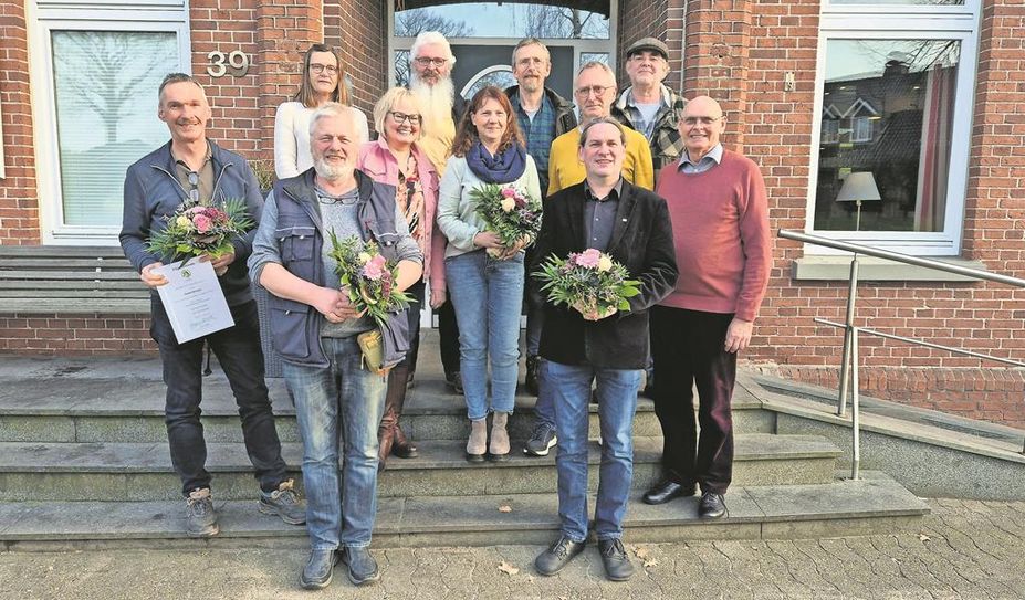 Gnarrenburg (eb). Bei der Jahreshauptversammlung des Imkervereins Gnarrenburg blickte der stellvertretende Vorsitzende Ingo Bollmeyer auf ein honigreiches Jahr 2023 zurück. Der Vorstand ist nach den Wahlen wieder komplett. Als erster Vorsitzender wurde Horst Lüders gewählt, stellvertretender Vorsitzender wurde Bernd Haase. Die Funktion der Kassenwartin wurde von Britta Schlüter übernommen. Für die Betreuung des Lehrbienenstandes in Dahldorf wird Ulrich Deltz zuständig sein. Um Honig- und Marktfragen wird sich Ute zum Felde kümmern. Als Kassenprüfer wurden Henry Michaelis und Detlef Brünjes gewählt. Ersatzkassenprüfer ist Ingo Bollmeyer.