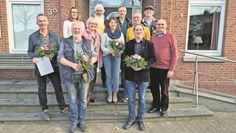Gnarrenburg (eb). Bei der Jahreshauptversammlung des Imkervereins Gnarrenburg blickte der stellvertretende Vorsitzende Ingo Bollmeyer auf ein honigreiches Jahr 2023 zurück. Der Vorstand ist nach den Wahlen wieder komplett. Als erster Vorsitzender wurde Horst Lüders gewählt, stellvertretender Vorsitzender wurde Bernd Haase. Die Funktion der Kassenwartin wurde von Britta Schlüter übernommen. Für die Betreuung des Lehrbienenstandes in Dahldorf wird Ulrich Deltz zuständig sein. Um Honig- und Marktfragen wird sich Ute zum Felde kümmern. Als Kassenprüfer wurden Henry Michaelis und Detlef Brünjes gewählt. Ersatzkassenprüfer ist Ingo Bollmeyer.