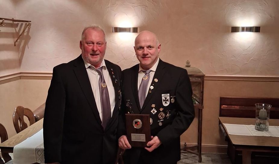 (v. l.) Der 2. Vorsitzende Hans-Jörg Peyke bedankte sich bei Frank Steffens für zehn Jahre ehrenamtliche Vorstandsarbeit.