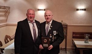 (v. l.) Der 2. Vorsitzende Hans-Jörg Peyke bedankte sich bei Frank Steffens für zehn Jahre ehrenamtliche Vorstandsarbeit.