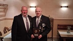 (v. l.) Der 2. Vorsitzende Hans-Jörg Peyke bedankte sich bei Frank Steffens für zehn Jahre ehrenamtliche Vorstandsarbeit.