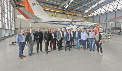 Die interessierte Gruppe aus Osterholz-Scharmbeck freute sich über die Führung durch das Deutsche Luft- und Raumfahrtzentrum.