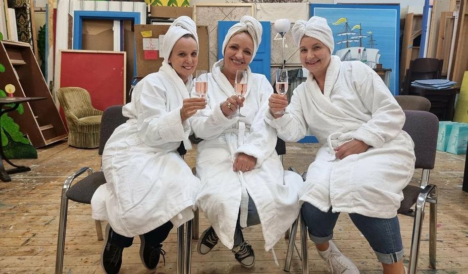 So hatte sich Doris (Bildmitte: Miriam Pukies) ihren 50. Geburtstag nicht vorgestellt, als sie mit den Freundinnen Katja (l. Christine Fromme) und Anke (r. Petra Frerichs) eine Auszeit im Wellness-Hotel plante: die Fassade bröckelt und unangenehme Wahrheiten kommen ans Licht. Die Proben zum Oktober-Stück der Speeldeel laufen auf Hochtouren. Foto: eb