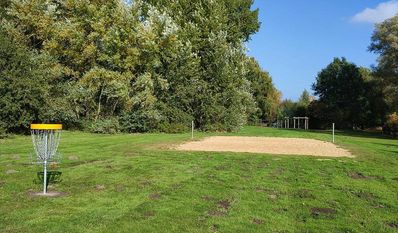 Disc-Golf, Beachvolleyball oder Klettergerüst? Hier will der Stadtrat einen attraktiven Platz für Jugendliche schaffen.