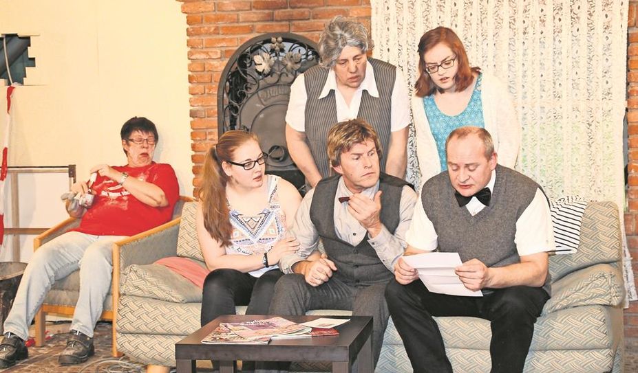 Bei der Komödie „Dat Paradis is anderswo“ geht es auf der Bühne drunter und drüber.