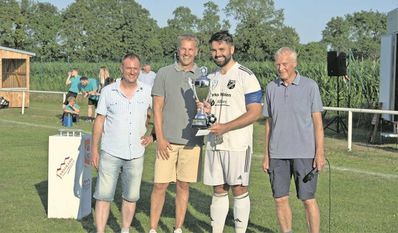 Der Wanderpokal ging an den MTV Bokel. Guido Dieckmann, André Holscher (li) und Hans-Hermann Mehrtens (re.) gratulieren.