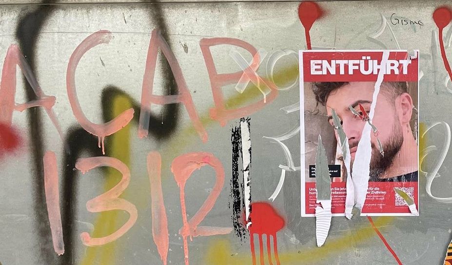 Der Gipfel der Empathielosigkeit: Plakate der Entführten werden abgerissen.
