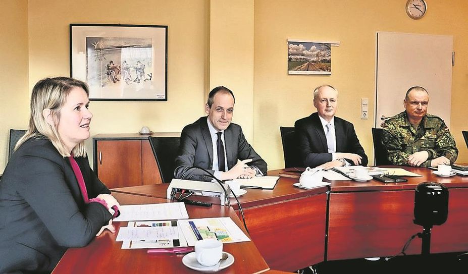 Bürgermeisterin Christina Jantz-Herrmann, Ministerialdirektor Dr. Alexander Götz, Prof. Roland Börgert und Brigadegeneral Holger Draber. Foto: akl