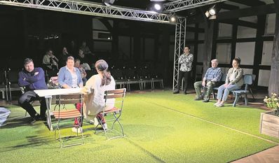 Das gesamte Scharmbecker Ensemble spielt erstmals mitten im Raum, um eine besondere und neue Erfahrung zu schaffen.