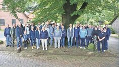 Reinhard Lindenberg (ganz links) und Walter Lemmermann (dritter von links, hinten) beim mittlerweile obligatorischen Gruppenfoto im Ortsmittelpunkt von Haaßel.