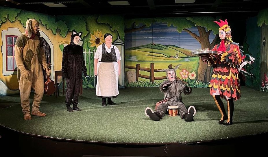 Tjark Garbade als „Hund Franz“, Dana Sohr als „Katze Mawi“,- Wirtin Elke Weber, Linus Odia als „Esel Hinnerk“ sowie Anna-Sophie Becker als „Hahn Antonio“.