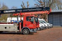 Mit einem eigenen Kran ist die Zimmerei flexibel was das Richten von Dachstühlen oder das Dachpfannen-ziehen angeht.