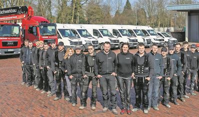 Zum jungen Team rund um Marina und Henning Blanken (ganz vorn) gehören inzwischen mehr als 20 Angestellte, die ihr Handwerk verstehen und lieben.
