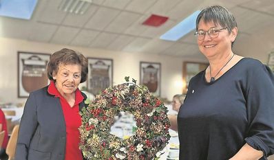 Vorsitzende Eleonore Häusler (rechts) bedankt sich bei Meta Stauga für ihr Engagement im Verein.