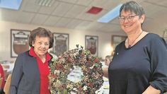 Vorsitzende Eleonore Häusler (rechts) bedankt sich bei Meta Stauga für ihr Engagement im Verein.