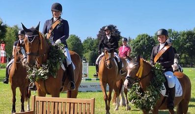 Für Reiterkönigin Anna Maria Aldag (vorne links) und Kinderkönigin Lena Zeidler (vorne rechts) werden beim Reitertag am 22. Juni