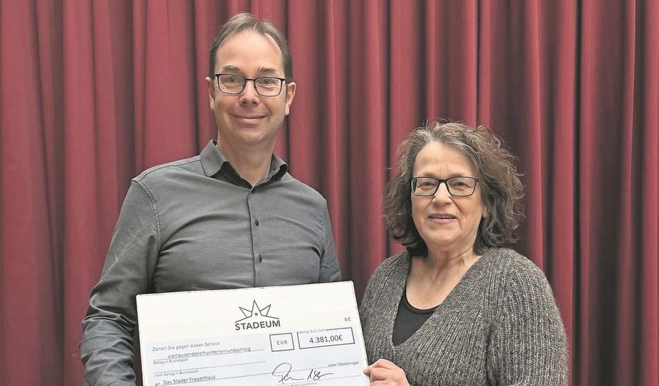 Bei der symbolischen Scheckübergabe freuen sich Tobias Paulsen und Hanne Rathjens gleichermaßen.