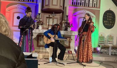 Die drei Mitglieder von „FAYA“ wechselten das eine oder andere Mal ihre Instrumente.