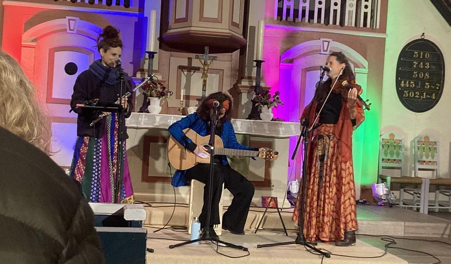 Die drei Mitglieder von „FAYA“ wechselten das eine oder andere Mal ihre Instrumente.