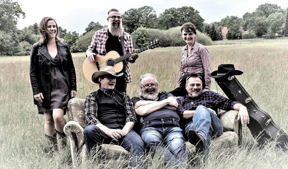 Wundervolle dreistimmige Gesänge, die direkt von der Westcoast kommen könnten, gibt die Band zum Besten.