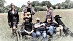 Wundervolle dreistimmige Gesänge, die direkt von der Westcoast kommen könnten, gibt die Band zum Besten.