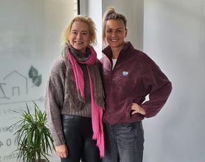 Sandra Fricke (links) und Wendy Admiraal stehen bei allen Fragen rund um pflegende Angehörige zur Verfügung.