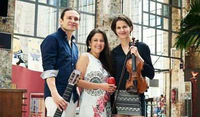 Das Trio Andino setzt sich zusammen aus dem Gitarristen César Osorio, der Violinistin Johanna Balks und der Sängerin Sandra Fajardo Cortés.