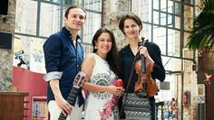 Das Trio Andino setzt sich zusammen aus dem Gitarristen César Osorio, der Violinistin Johanna Balks und der Sängerin Sandra Fajardo Cortés.