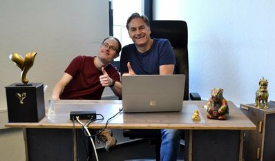 Christoph Renken (links) lernte einen Tag lang die Arbeit von Boris Thomas (rechts) kennen.