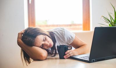 Erschöpft nach den einfachsten Dingen: 2023 registrierte die Kassenärztliche Bundesvereinigung bundesweit 620.000 Behandlungsfälle in kassenärztlichen Praxen mit der Diagnose ME/CFS.