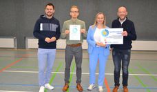 (v. l.) Stolz präsentieren Frank Springer, Lorenz Heisig, Maren Peters-Peyke und Malte Stoffel die Auszeichnung.