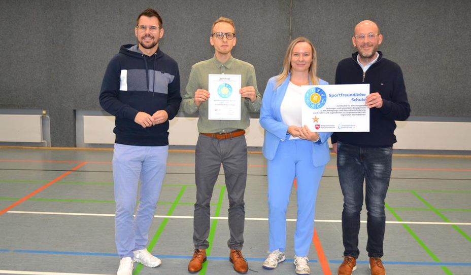 (v. l.) Stolz präsentieren Frank Springer, Lorenz Heisig, Maren Peters-Peyke und Malte Stoffel die Auszeichnung.