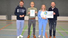 (v. l.) Stolz präsentieren Frank Springer, Lorenz Heisig, Maren Peters-Peyke und Malte Stoffel die Auszeichnung.