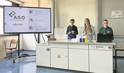 Aaron Batty, Anna Schüschke und Bjarke Püttmann bei der Präsentation ihres Müllmemorys.