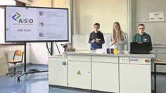 Aaron Batty, Anna Schüschke und Bjarke Püttmann bei der Präsentation ihres Müllmemorys.