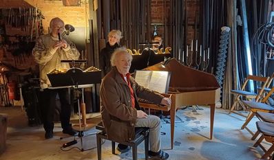 Das „Oswald-Quartett“ mit Corinna Reynolds (Sopran), Karl Eberhard Gregory (Sopranflöte), Martin Junghans (Cembalo) und Jasper Junghans (Kontrabass) in der Meyenburger Schmiede „Wood’n Steel“.