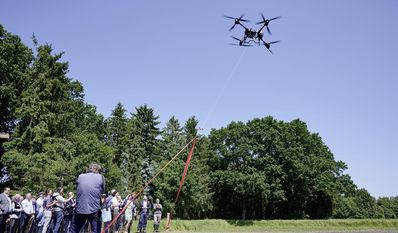 Eine Drone floge das große Areal ab,