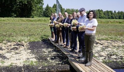 Rund 100 geladene Gäste aus Politik, Verwaltung und Forschung waren vor Ort. Niedersachsens Landwirtschaftsministerin Miriam Staudte (hinten), lobte den Unternehmergeist des Start-ups.