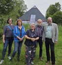 Christian Meyer (rechts) mit Vertreter:innen der Grünen und der Umweltpyramide.