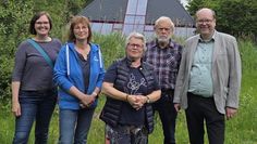Christian Meyer (rechts) mit Vertreter:innen der Grünen und der Umweltpyramide.