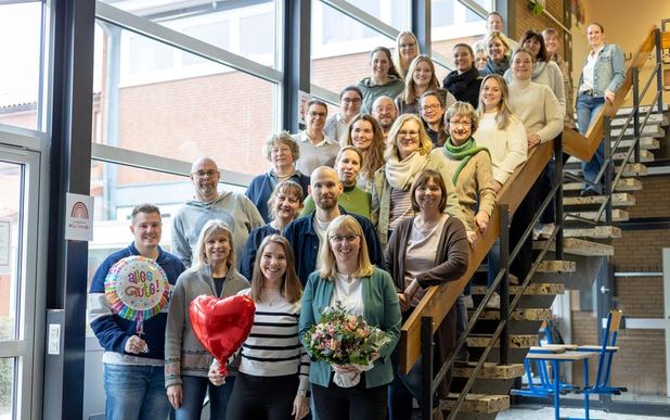 (vorne v. l.) Nicolas Lukritz, Martina Graap, Sirah Koch und Alexandra Schwiering freuen sich auf die kommende Zeit an der Grund- und Oberschule.